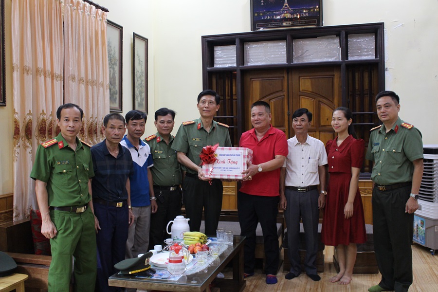 Đại tá Phạm Viết Dũng, Phó Giám đốc CATP thăm, tặng quà cá nhân, gia đình người có công nhân Ngày Thương binh, liệt sĩ